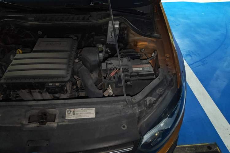 Used Volkswagen Polo 2016 1.6L Cross Polo Automatic Engine Bay Left