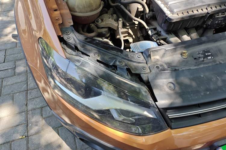 Used Volkswagen Polo 2016 1.6L Cross Polo Automatic Engine Bay Right