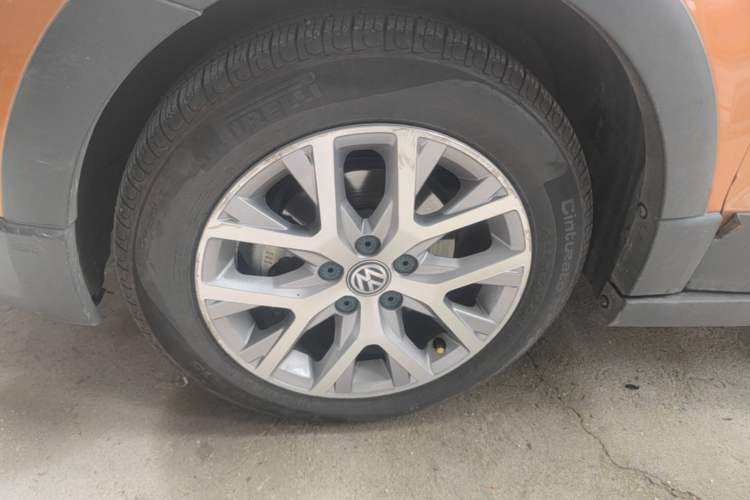 Used Volkswagen Polo 2016 1.6L Cross Polo Automatic Left Front Wheel Hub