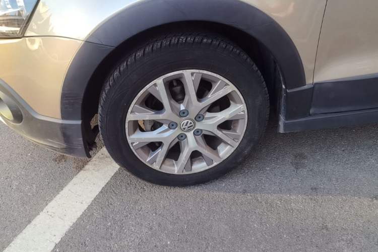 Used Volkswagen Polo 2016 1.4L Cross Polo Automatic Left Front Wheel Hub