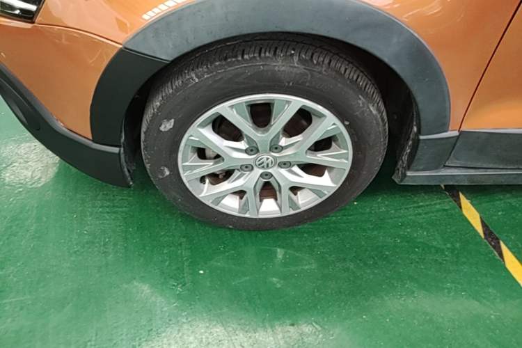 Used Volkswagen Polo 2016 1.6L Cross Polo Automatic Left Front Wheel Hub