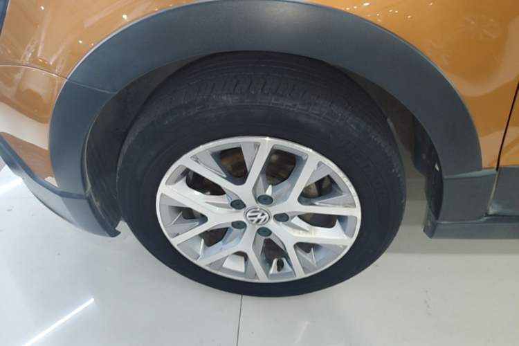 Used Volkswagen Polo 2016 1.6L Cross Polo Automatic Left Front Wheel Hub