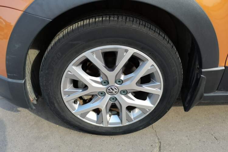 Used Volkswagen Polo 2016 1.6L Cross Polo Automatic Left Front Wheel Hub