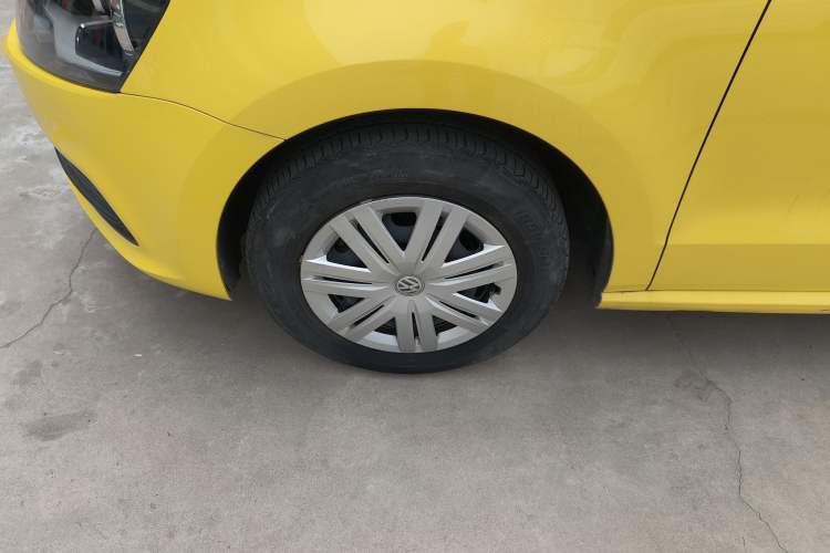 Used Volkswagen Polo 2016 1.4L Automatic Trendy Model Left Front Wheel Hub