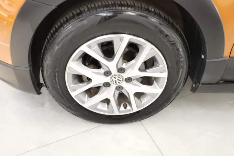 Used Volkswagen Polo 2016 1.6L Cross Polo Automatic Left Front Wheel Hub