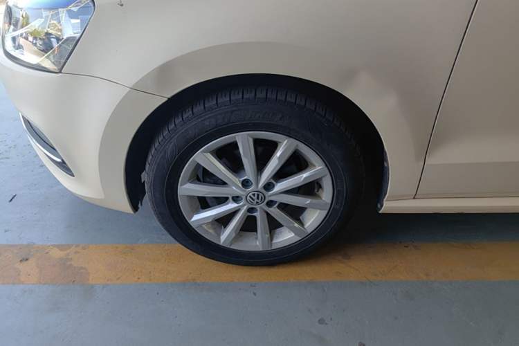 Used Volkswagen Polo 2016 1.6L Automatic Luxury Model Left Front Wheel Hub