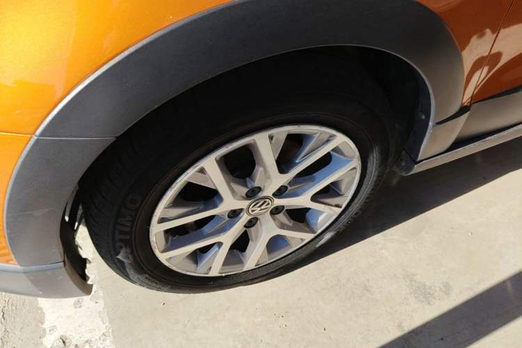 Used Volkswagen Polo 2016 1.6L Cross Polo Automatic Left Front Wheel Hub
