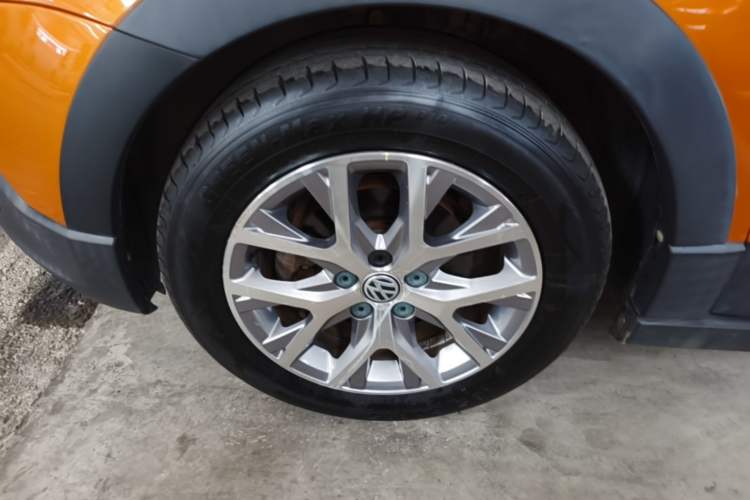 Used Volkswagen Polo 2016 1.6L Cross Polo Automatic Left Front Wheel Hub