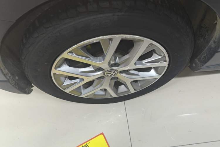 Used Volkswagen Polo 2016 1.6L Cross Polo Automatic Left Front Wheel Hub