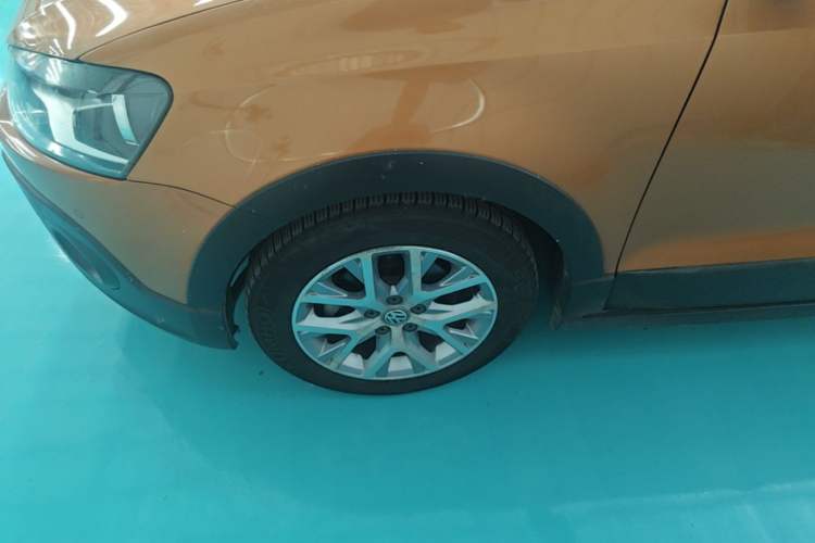 Used Volkswagen Polo 2016 1.6L Cross Polo Automatic Left Front Wheel Hub