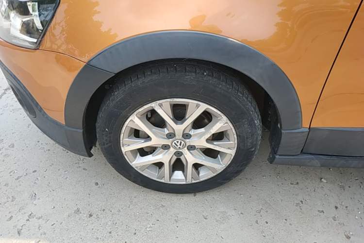 Used Volkswagen Polo 2016 1.6L Cross Polo Automatic Left Front Wheel Hub