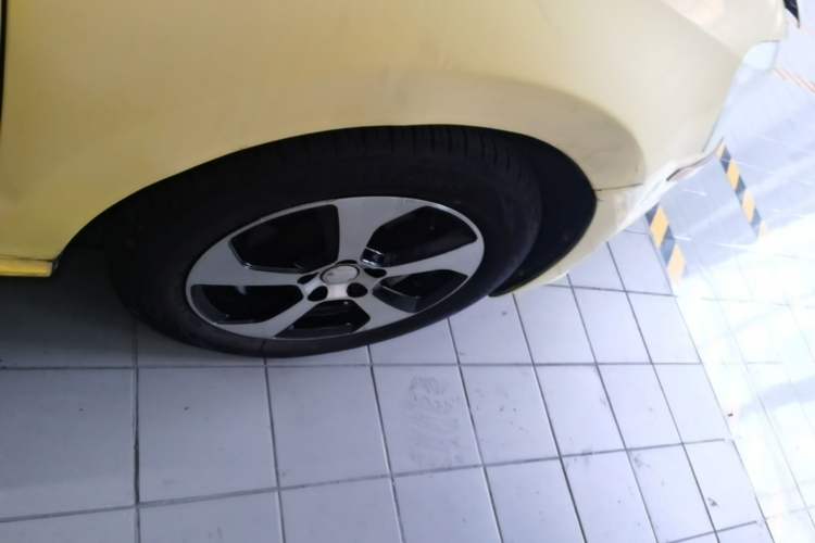 Used Volkswagen Polo 2016 1.6L Automatic Comfort Model Right Front Wheel Hub