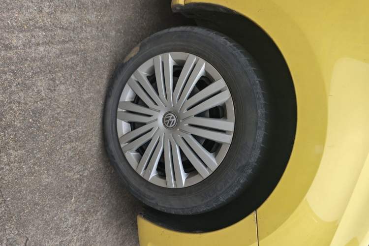 Used Volkswagen Polo 2016 1.6L Automatic Comfort Model Right Front Wheel Hub
