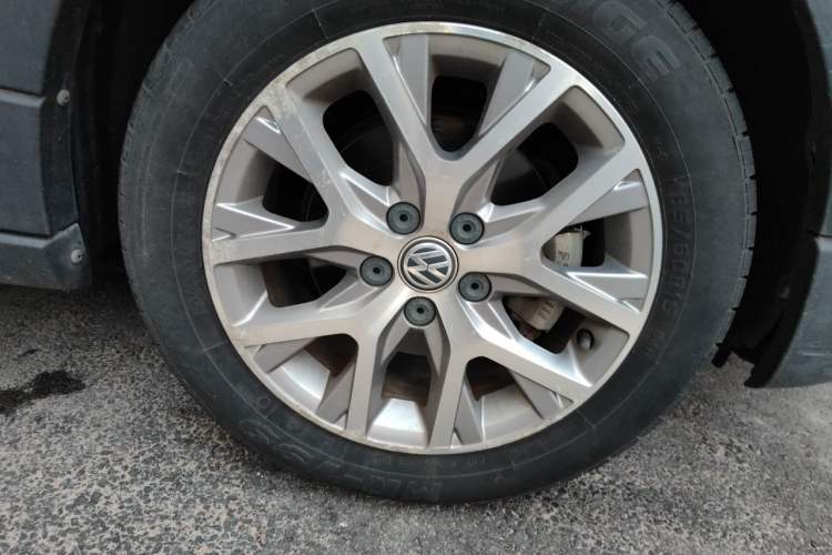 Used Volkswagen Polo 2016 1.4L Cross Polo Automatic Right Front Wheel Hub