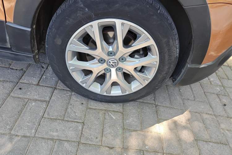 Used Volkswagen Polo 2016 1.6L Cross Polo Automatic Right Front Wheel Hub