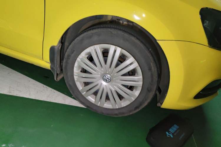 Used Volkswagen Polo 2016 1.6L Automatic Comfort Model Right Front Wheel Hub