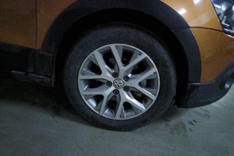 Used Volkswagen Polo 2016 1.6L Cross Polo Automatic Right Front Wheel Hub