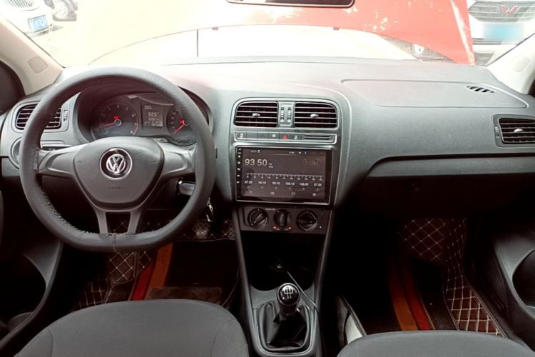 Used Volkswagen Polo 2018 1.5L Manual Drive-Comfort Model Center Console