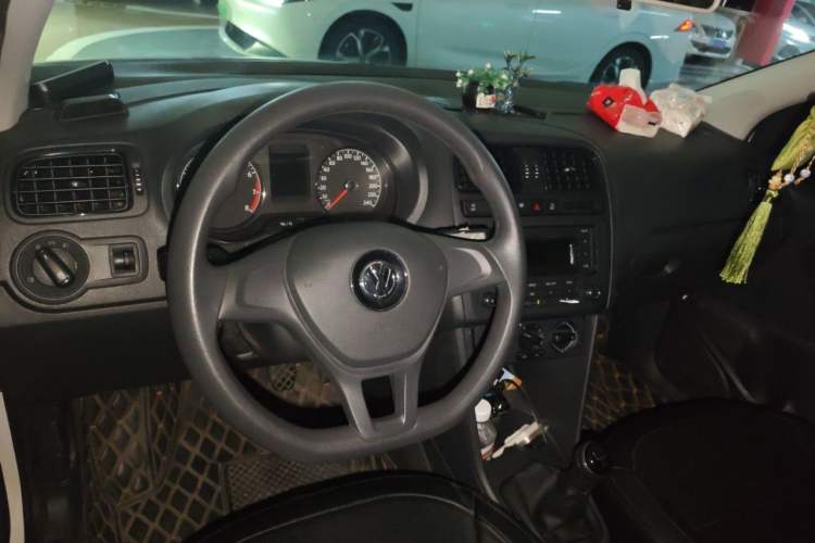 Used Volkswagen Polo 2018 1.5L Manual Drive-Comfort Model Center Console