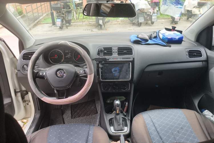 Used Volkswagen Polo 2018 1.5L Automatic Enjoyment Model Center Console