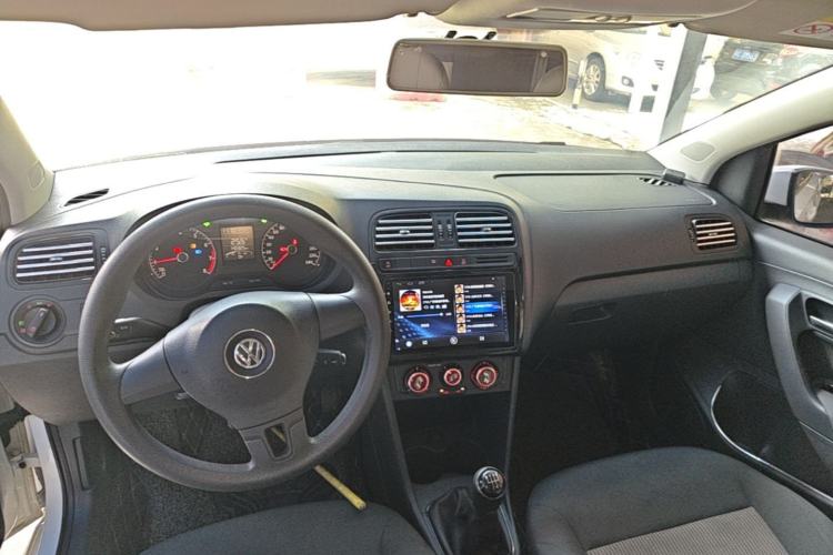 Used Volkswagen Polo 2018 1.5L Manual Drive-Comfort Model Center Console