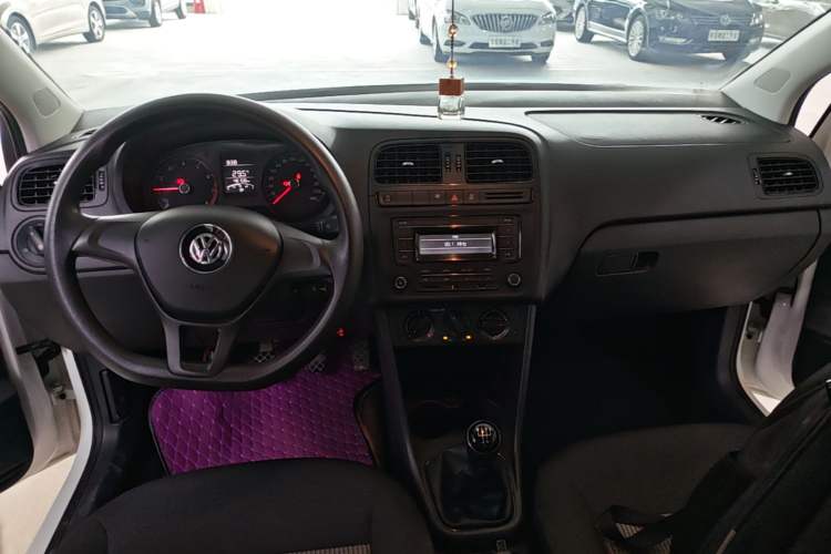 Used Volkswagen Polo 2018 1.5L Manual Drive-Comfort Model Center Console