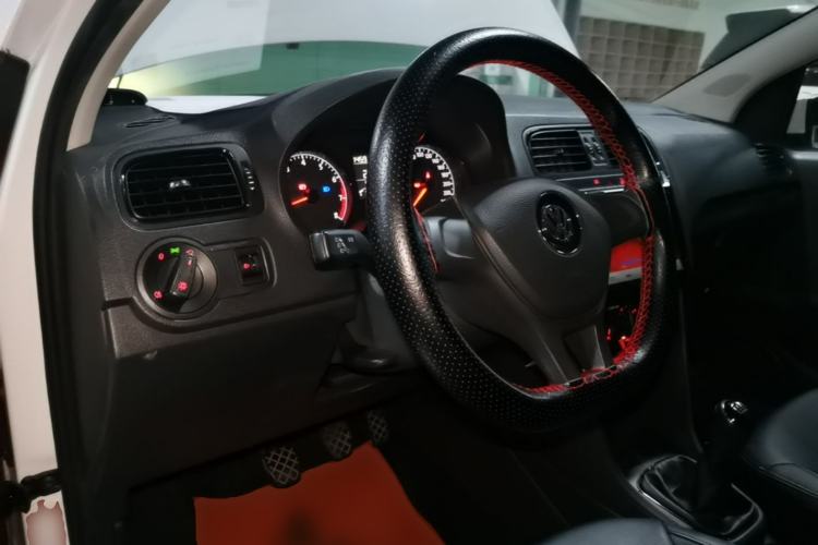 Used Volkswagen Polo 2018 1.5L Manual Drive-Comfort Model Center Console