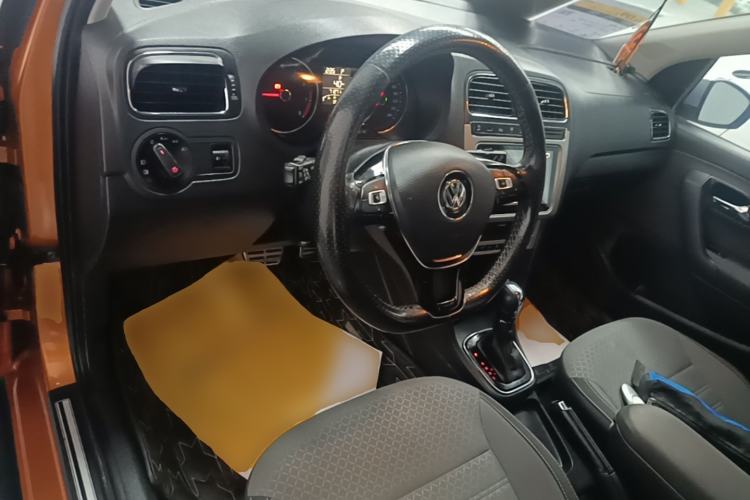 Used Volkswagen Polo 2018 1.5L Cross Polo Automatic Center Console