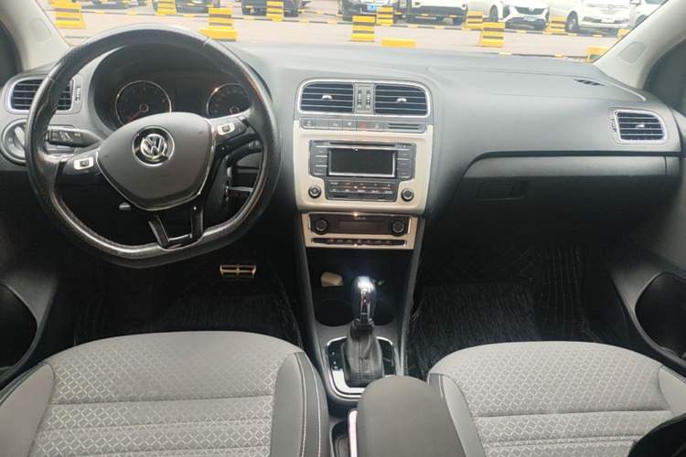 Used Volkswagen Polo 2018 1.5L Cross Polo Automatic Center Console
