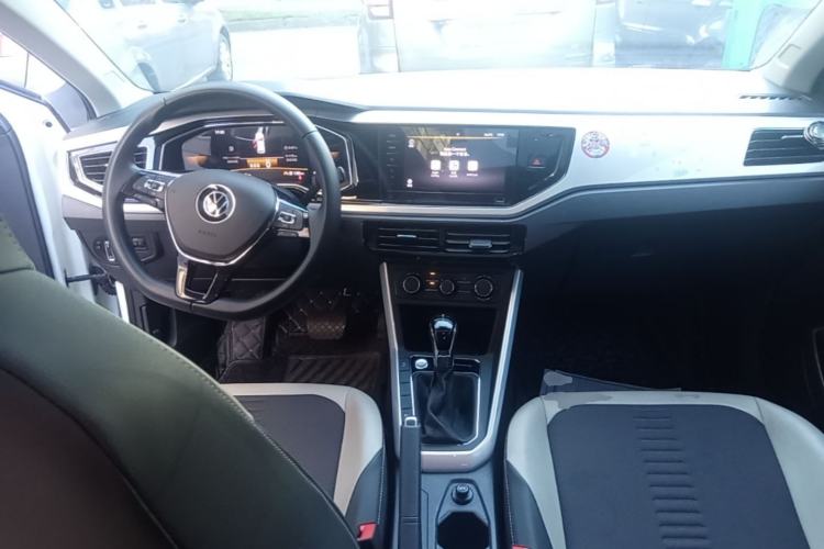 Used Volkswagen Polo 2023 Facelift Plus 1.5L Automatic Trendy & Tech-Savvy Luxury Edition Center Console
