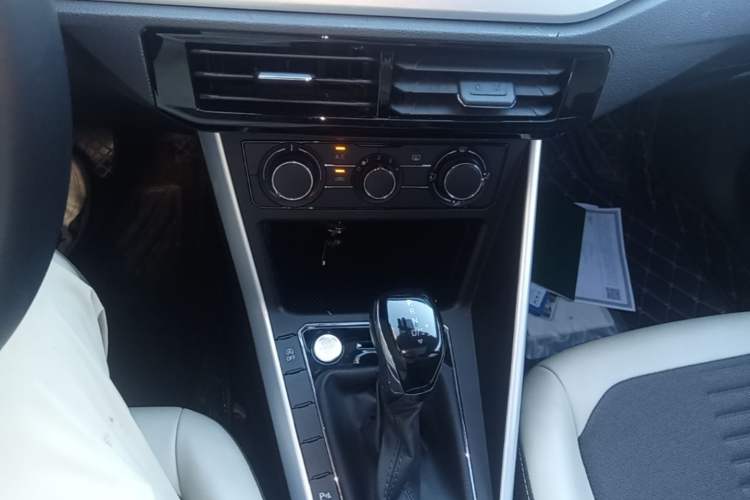 Used Volkswagen Polo 2023 Facelift Plus 1.5L Automatic Trendy & Tech-Savvy Luxury Edition Gear Lever