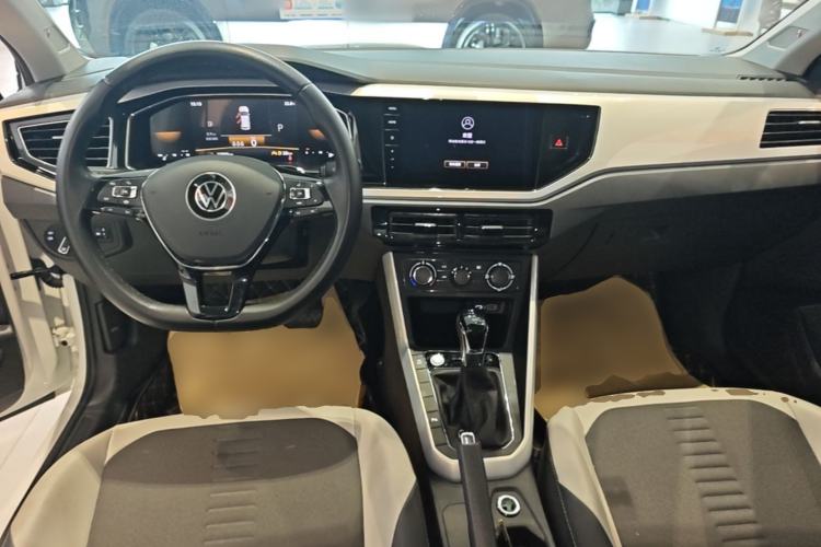 Used Volkswagen Polo 2023 Facelift Plus 1.5L Automatic Trendy & Tech-Savvy Luxury Edition Center Console