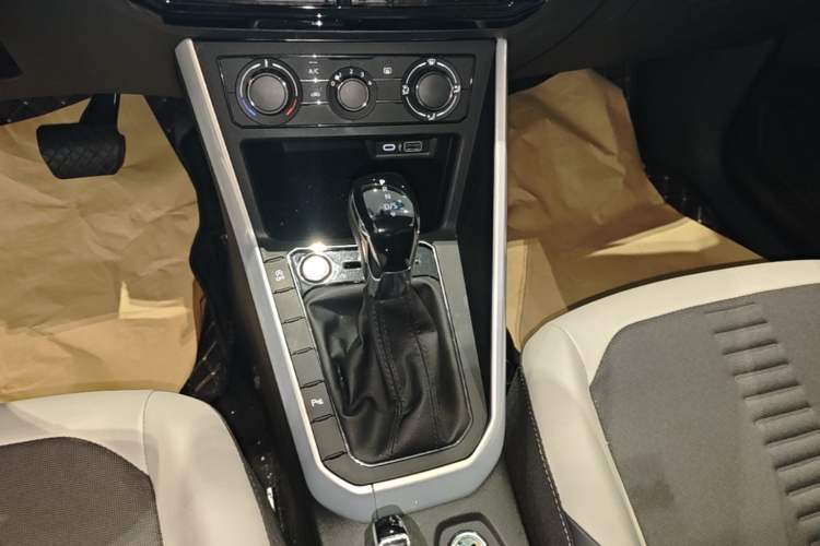 Used Volkswagen Polo 2023 Facelift Plus 1.5L Automatic Trendy & Tech-Savvy Luxury Edition Gear Lever