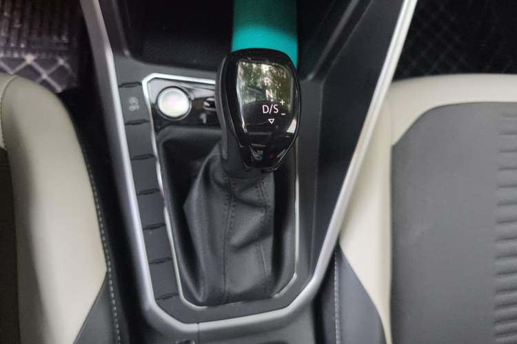 Used Volkswagen Polo 2023 Plus 1.5L Automatic Colorful Tech Edition Gear Lever