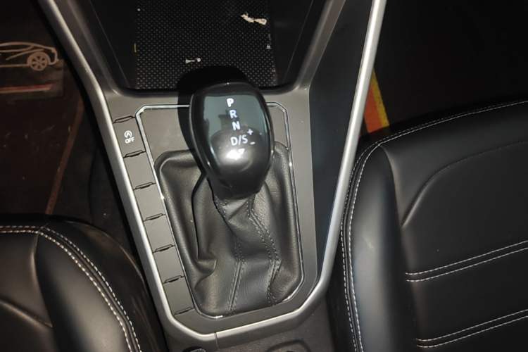 Used Volkswagen Polo 2023 Revised Plus 1.5L Automatic – Enjoy Life Edition Gear Lever