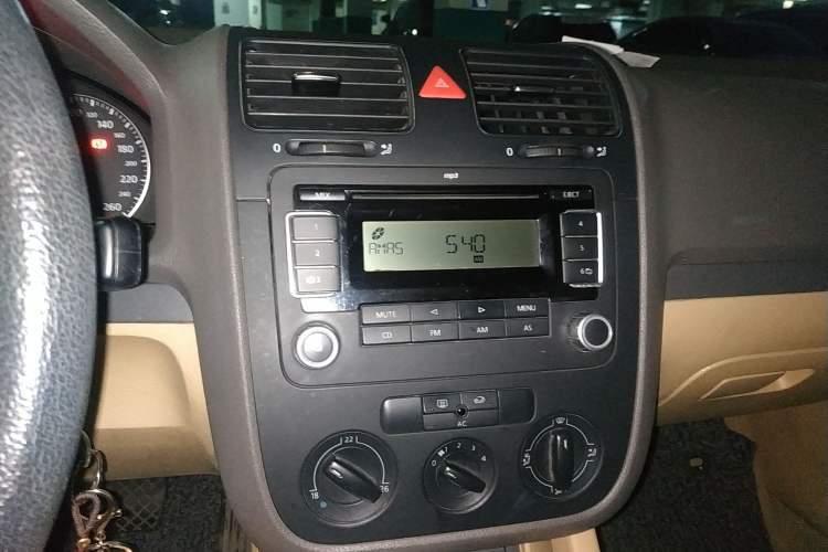 Used Volkswagen Sagitar 2006 1.6L Automatic Fashion Model Audio And AC Panel