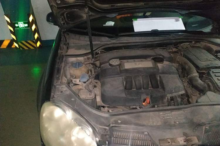 Used Volkswagen Sagitar 2006 1.6L Automatic Fashion Model Engine Bay Right