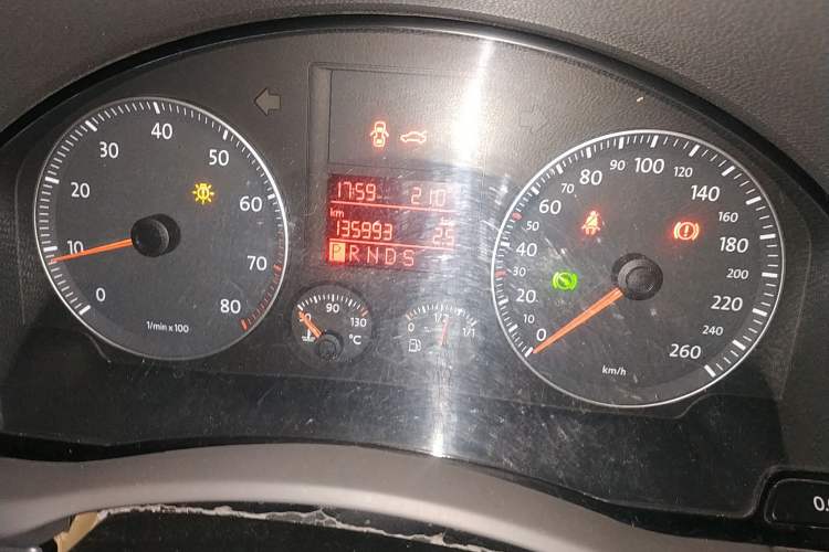 Used Volkswagen Sagitar 2006 1.6L Automatic Fashion Model Odometer Close Up