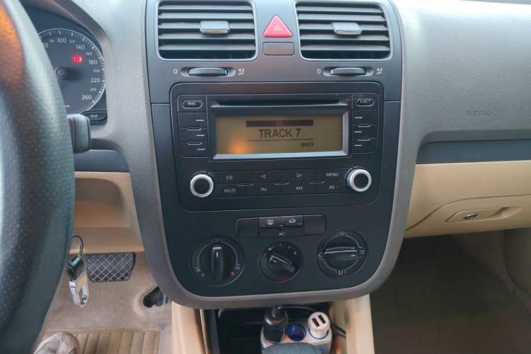 Used Volkswagen Sagitar 2006 1.6L Automatic Fashion Model Audio And AC Panel