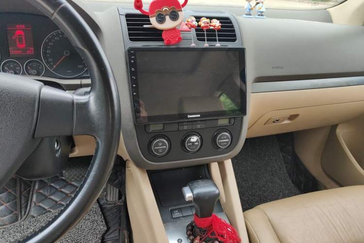 Used Volkswagen Sagitar 2006 2.0L Automatic Fashion Edition Audio And AC Panel