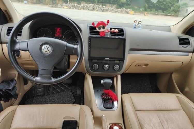 Used Volkswagen Sagitar 2006 2.0L Automatic Fashion Edition Center Console