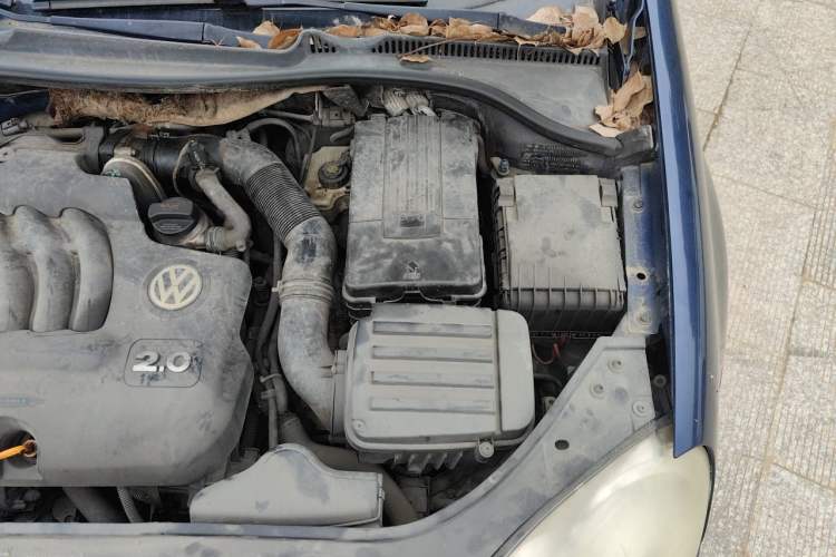 Used Volkswagen Sagitar 2006 2.0L Automatic Fashion Edition Engine Bay Left