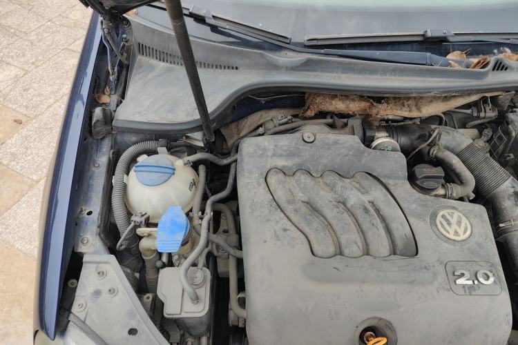 Used Volkswagen Sagitar 2006 2.0L Automatic Fashion Edition Engine Bay Right