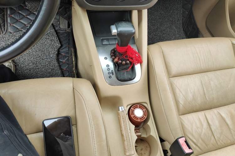 Used Volkswagen Sagitar 2006 2.0L Automatic Fashion Edition Gear Lever