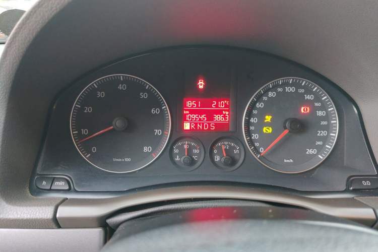Used Volkswagen Sagitar 2006 1.6L Automatic Fashion Model Odometer Close Up