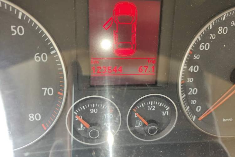 Used Volkswagen Sagitar 2006 2.0L Automatic Fashion Edition Odometer Close Up