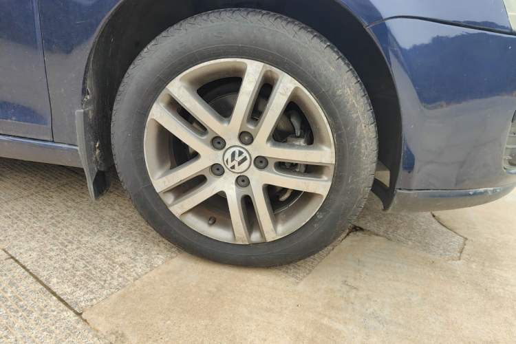 Used Volkswagen Sagitar 2006 2.0L Automatic Fashion Edition Right Front Wheel Hub