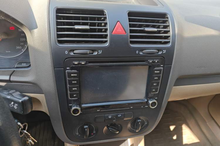 Used Volkswagen Sagitar 2006 1.6L Manual Fashion Model Audio And AC Panel
