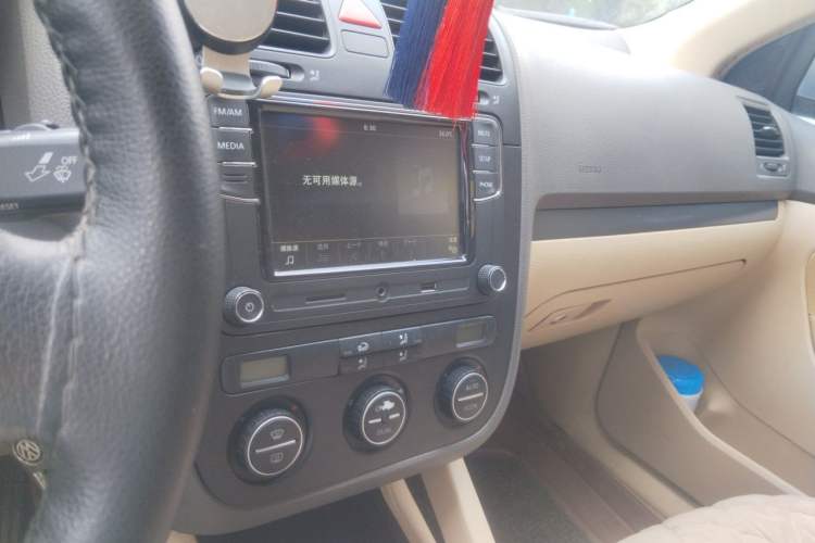 Used Volkswagen Sagitar 2006 2.0L Manual Comfort Version Audio And AC Panel