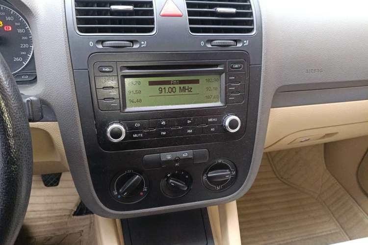 Used Volkswagen Sagitar 2006 1.6L Manual Fashion Model Audio And AC Panel